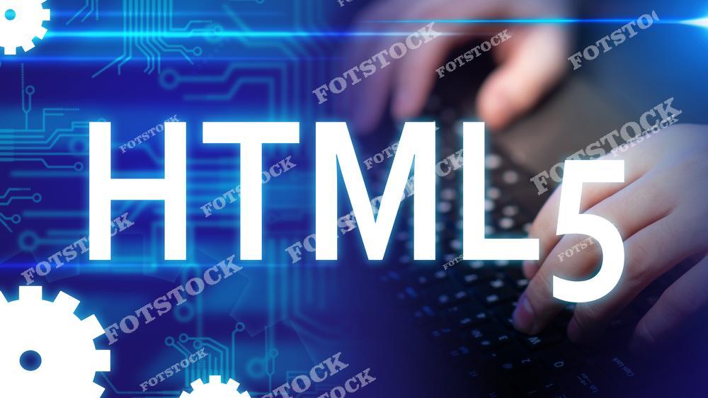 На изображении крупно показан текст «HTML5», символизирующий язык разметки для создания веб-страниц. На фоне видны руки, работающие на клавиатуре, и абстрактные цифровые схемы, создающие атмосферу технологий. Фотография иллюстрирует современные разработки в сфере IT.